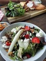 Salat Mit Spargel Und Erdbeeren Im Hintergrund Abendbrot